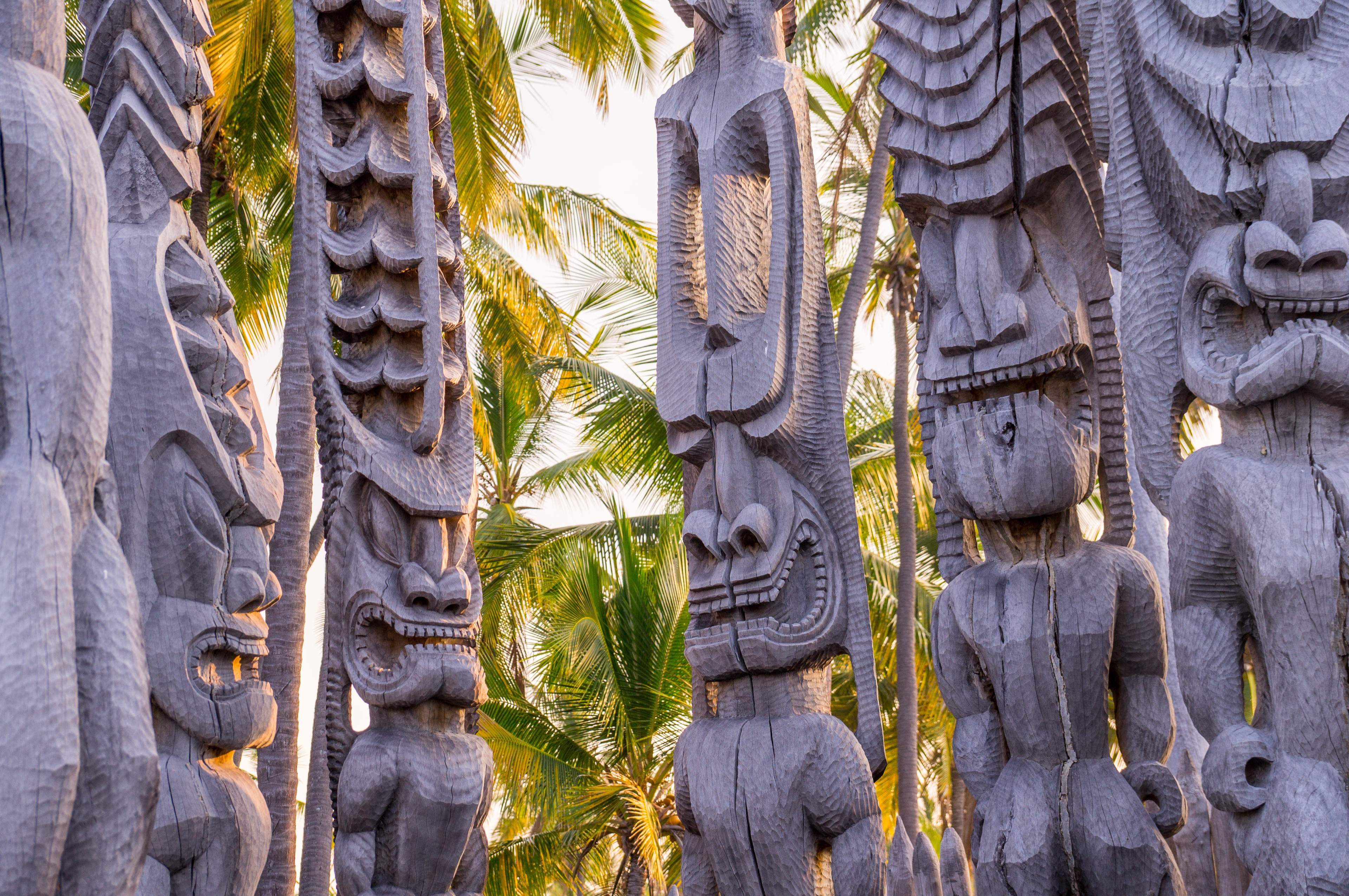 Carved kiʻi figures at the Place of Refuge